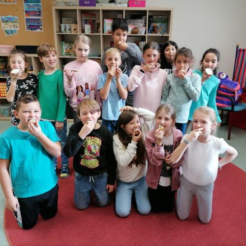Die Klasse verkostet Erdäpfel mit Topfenaufstrich.