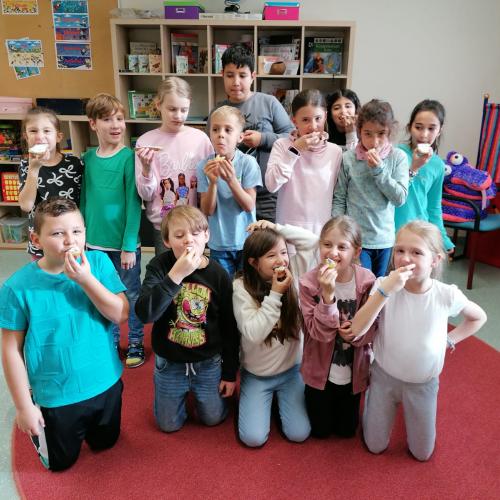 Die Klasse verkostet Erdäpfel mit Topfenaufstrich.