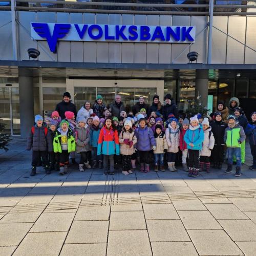 Gruppenfoto vor der Volksbank Landeck. 
