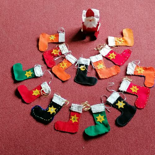 Bunte, selbstgebastelte Nikolaussocken liegen am Boden.