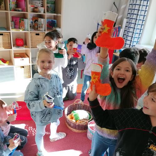 Kinder freuen sich über die, mit Süßigkeiten gefüllten, Nikolaussocken.