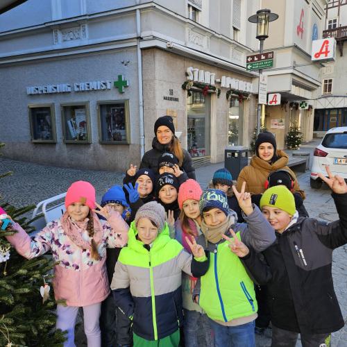 Gruppenfoto vor dem Geschäft Time. 