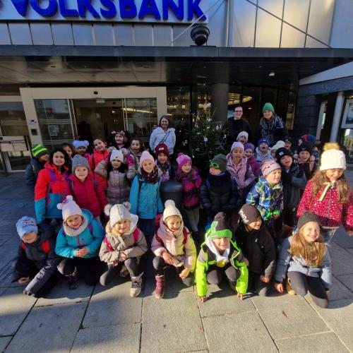 Gruppenfoto vor der Volksbank Landeck.