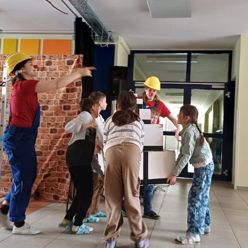 Kartons werden getragen