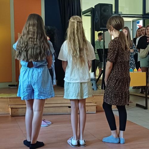 Kinder bei einer Theateraufführung