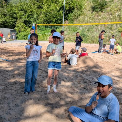 Kinder am Spielplatz