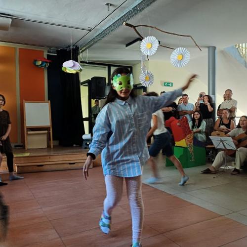 Kinder bei einer Theateraufführung