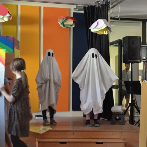 Kinder bei einer Theateraufführung