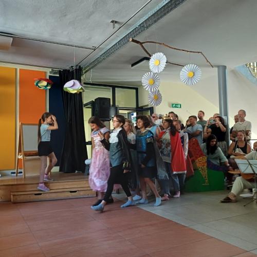 Kinder bei einer Theateraufführung