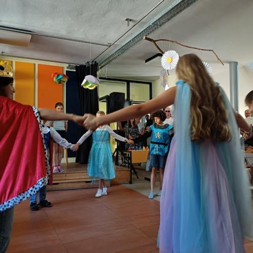 Kinder bei einer Theateraufführung
