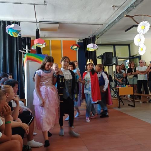 Kinder bei einer Theateraufführung