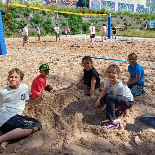 Kinder am Spielplatz