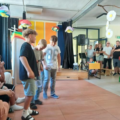 Kinder bei einer Theateraufführung