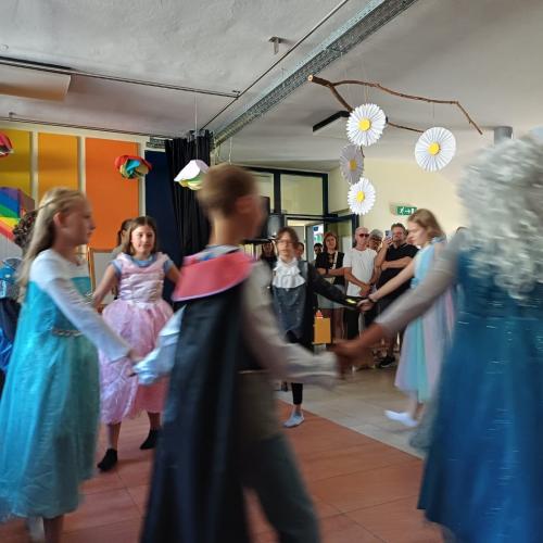 Kinder bei einer Theateraufführung