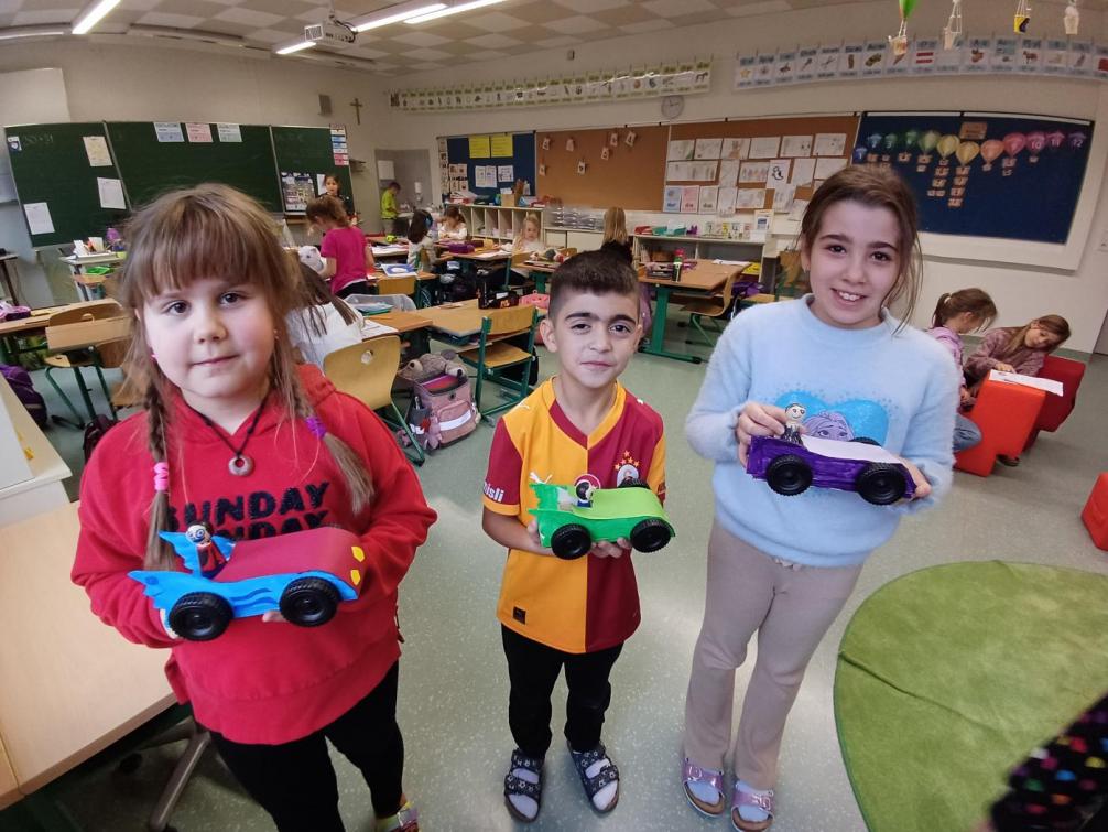 Kinder mit ihren Fahrzeugen