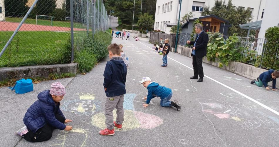 Am 22. September 2025 waren die 1a+1b zusammen mit der Deutschförderklasse in Perjen beim "Autofreien Tag":