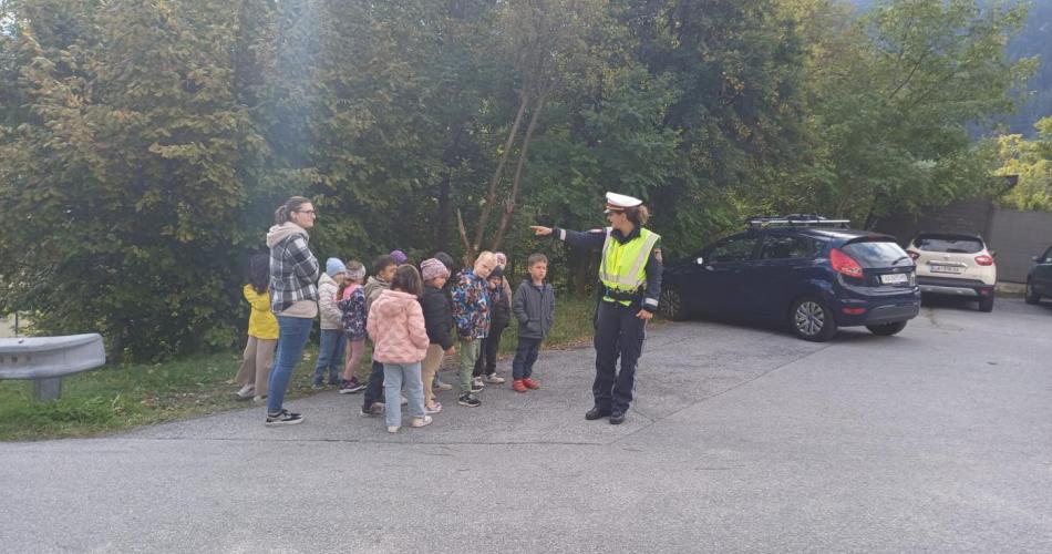 Die Kinder der 1a+1b haben mit der Polizei geübt, wie man richtig über die Straße geht.