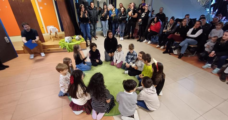 Szenen aus der Weihnachtsfeier