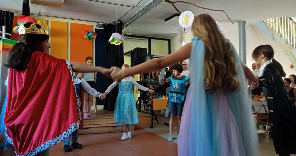 Kinder bei einer Theateraufführung